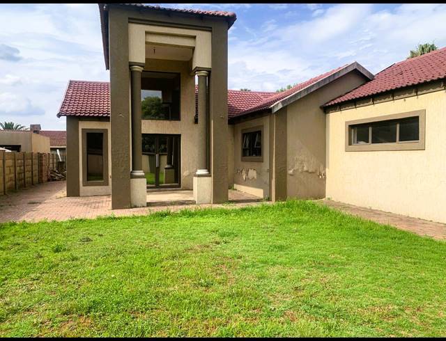 3 BEDROOM HOUSE FOR SALE IN VANDERBIJLPARK SE 6